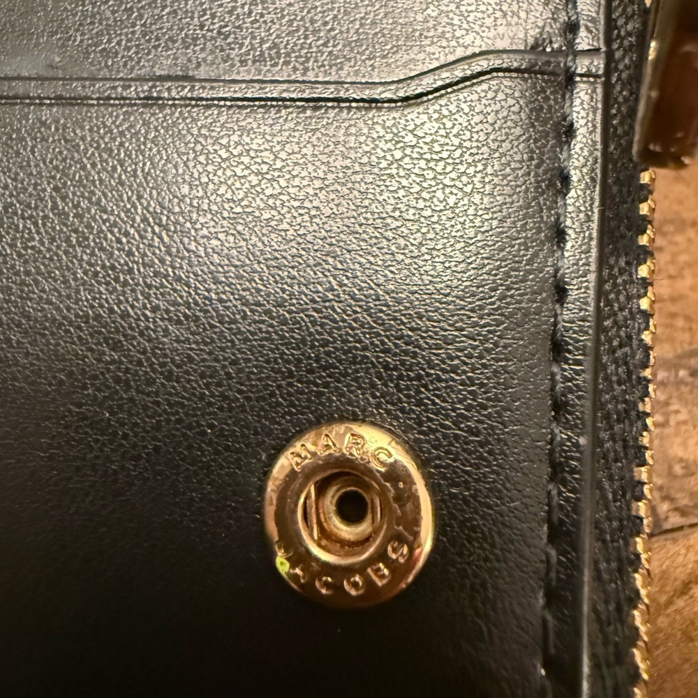 (USED-LIKE NEW) Marc Jacobs Black Leather Wallet, bought in 2025 - Picture 5 of 8